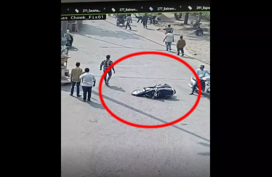 बीच सड़क पर खूनी वारदात! युवक को कार से गिराकर बेरहमी से उतारा मौत के घाट, घटना का VIDEO वायरल