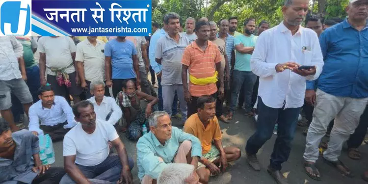 सिंचाई के लिए पानी की मांग को लेकर किसानों का सड़क पर प्रदर्शन सिंचाई के लिए पानी की मांग को लेकर किसानों का सड़क पर प्रदर्शन