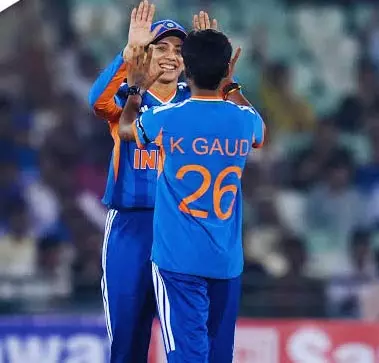 भारत को मिली तीसरी सफलता, श्री चरणी ने मोडेस्टर को किया आउट, जिम्बाब्वे का स्कोर 50 के पार भारत को मिली तीसरी सफलता, श्री चरणी ने मोडेस्टर को किया आउट, जिम्बाब्वे का स्कोर 50 के पार