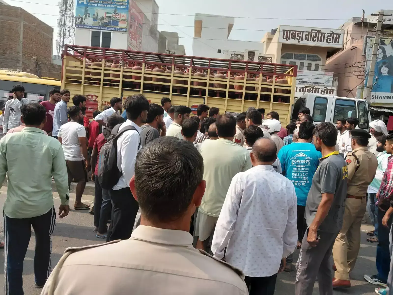 बिजली-पानी की किल्लत पर हंगामा, गुस्साए लोगों ने रोका रास्ता बिजली-पानी की किल्लत पर हंगामा, गुस्साए लोगों ने रोका रास्ता