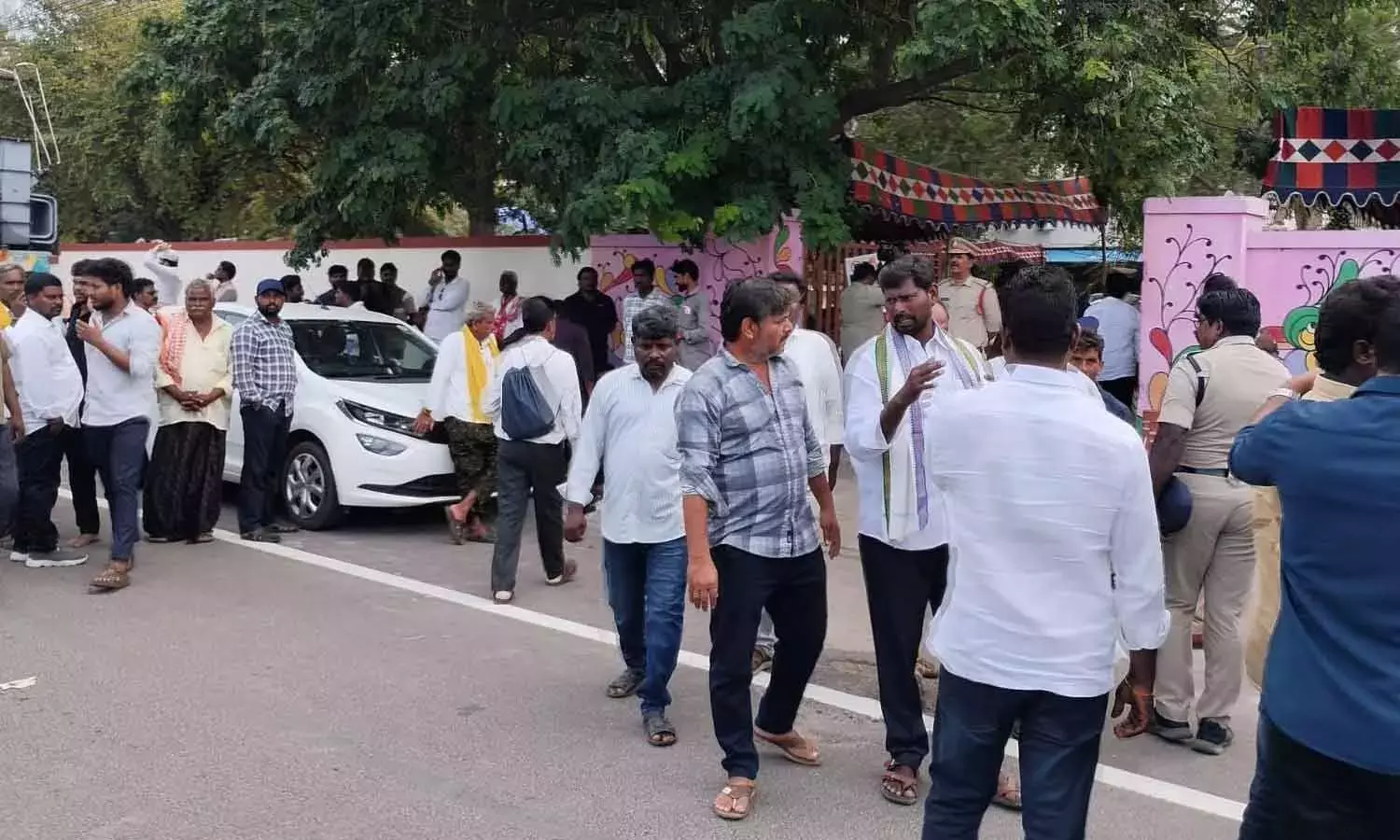 Andhra: ZPTC, MPTC नामांकन केंद्रों पर विपरीत सुरक्षा Andhra: ZPTC, MPTC नामांकन केंद्रों पर विपरीत सुरक्षा