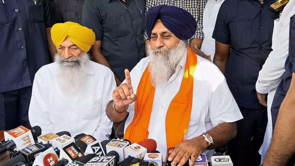 2027 पंजाब चुनाव में गठबंधन की तैयारी, सुखबीर बादल ने BJP समेत अन्य दलों को दिया संकेत, AAP-कांग्रेस पर साधा निशाना 2027 पंजाब चुनाव में गठबंधन की तैयारी, सुखबीर बादल ने BJP समेत अन्य दलों को दिया संकेत, AAP-कांग्रेस पर साधा निशाना