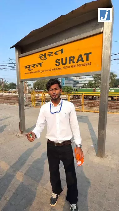रेलवे स्टेशन पर फर्जी TTE बनकर यात्रियों के टिकट चेक कर रहा था युवक, रील वायरल होते ही गिरफ्तार रेलवे स्टेशन पर फर्जी TTE बनकर यात्रियों के टिकट चेक कर रहा था युवक, रील वायरल होते ही गिरफ्तार