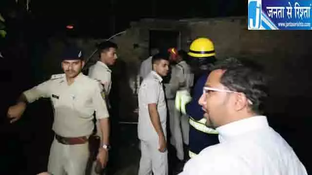 सिवान पटाखा ब्लास्ट के बाद DM सख्त, जिलेभर में छापेमारी सिवान पटाखा ब्लास्ट के बाद DM सख्त, जिलेभर में छापेमारी