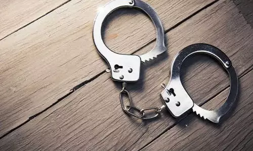 रिश्वत लेते ED अफसर और हेड कांस्टेबल गिरफ्तार