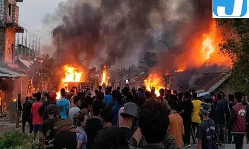 मणिपुर में हत्याओं पर फूटा आक्रोश, हजारों लोगों ने बर्तन बजाकर जताया विरोध मणिपुर में हत्याओं पर फूटा आक्रोश, हजारों लोगों ने बर्तन बजाकर जताया विरोध