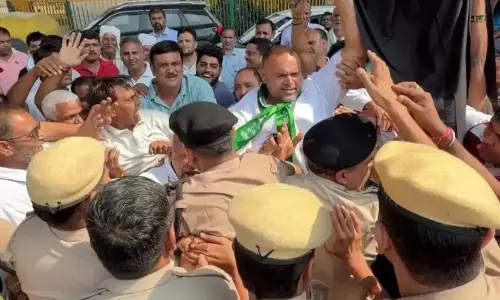 फरीदाबाद में किसानों का आक्रोश, पुलिस के साथ हुई धक्का-मुक्की