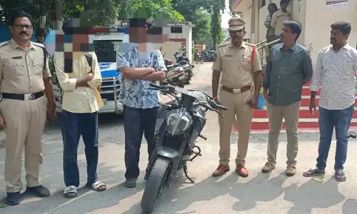 सड़क पर बाइक से खतरनाक स्टंट करना पड़ा महंगा, युवक पर केस दर्ज