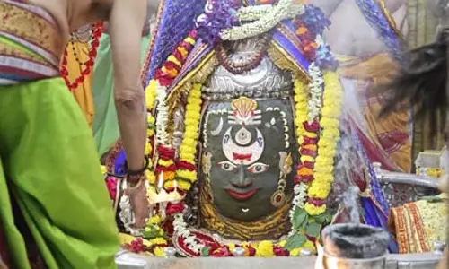 मस्तक पर त्रिपुंड, चंद्र, शेषनाग से सजे बाबा महाकाल, भस्म आरती में बड़ी संख्या में शामिल हुए श्रद्धालु