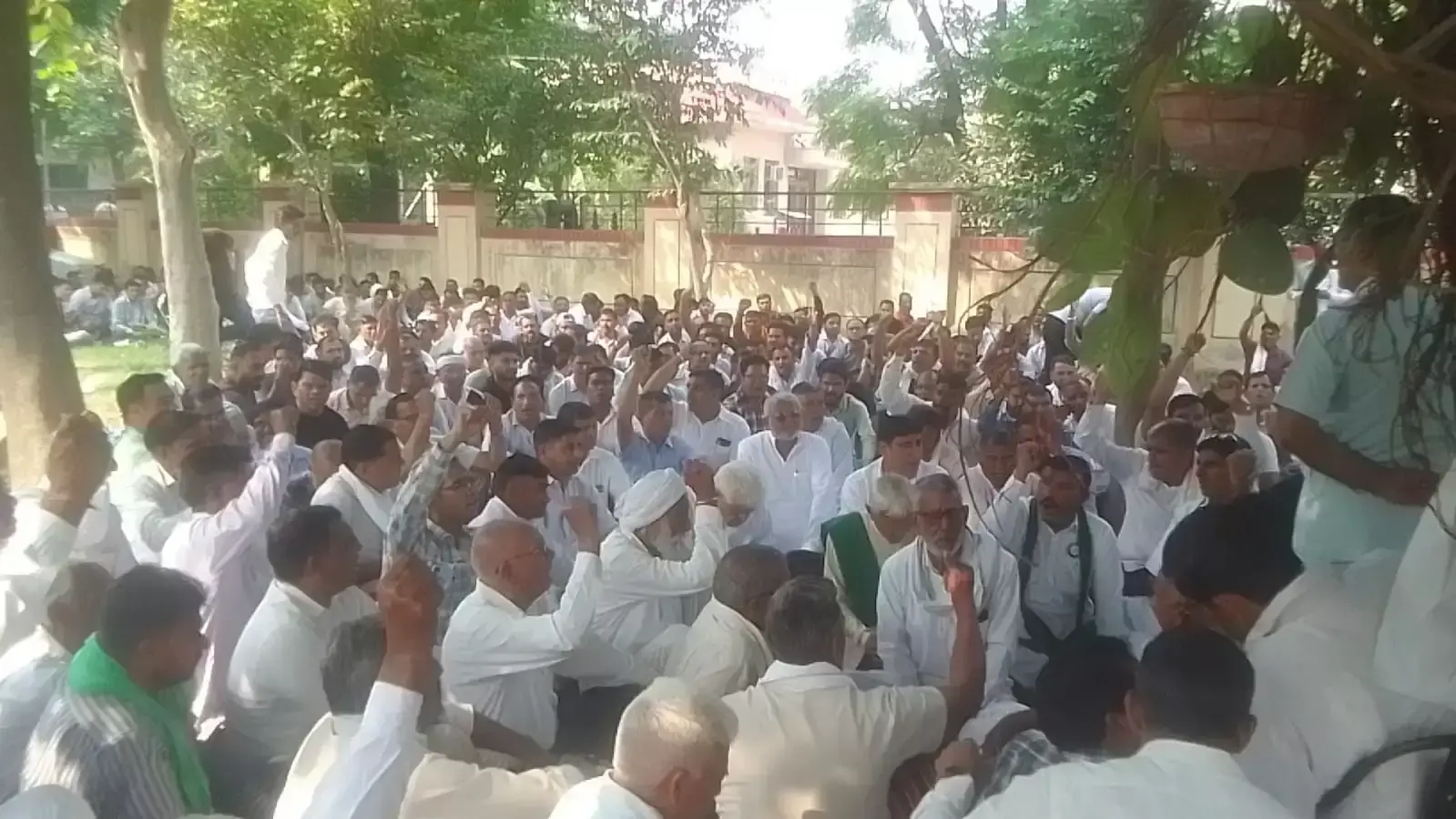 बिजली कर्मियों की हड़ताल से कैथल में बिजली संकट बिजली कर्मियों की हड़ताल से कैथल में बिजली संकट