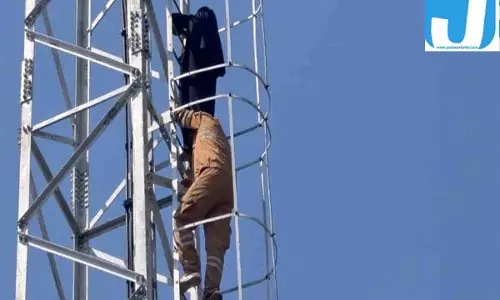 अनोखी लव स्टोरी! प्रेमिका मोबाइल टावर पर चढ़ी, मुंबई में बैठे प्रेमी से वीडियो कॉल पर हुआ निकाह
