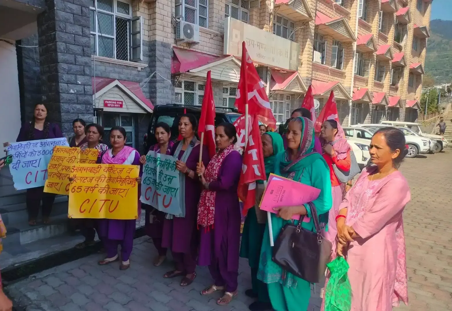 आंगनवाड़ी कार्यकर्ताओं और सहायिकाओं ने बुलंद की आवाज