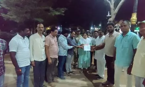 कर्नाटकः स्नातक चुनाव के दौरान पोलिंग सेंटर में घुसने पर कांग्रेस नेता के खिलाफ कार्रवाई की मांग कर्नाटकः स्नातक चुनाव के दौरान पोलिंग सेंटर में घुसने पर कांग्रेस नेता के खिलाफ कार्रवाई की मांग