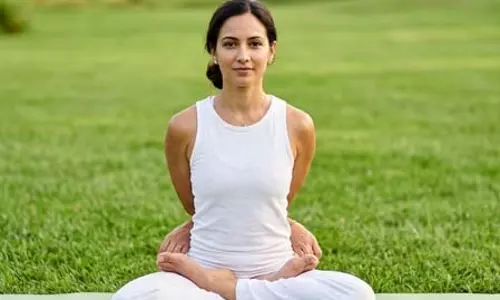 पद्मासन का एडवांस रूप है बद्ध पद्मासन, पाचन से लेकर रीढ़ तक के लिए है रामबाण पद्मासन का एडवांस रूप है बद्ध पद्मासन, पाचन से लेकर रीढ़ तक के लिए है रामबाण