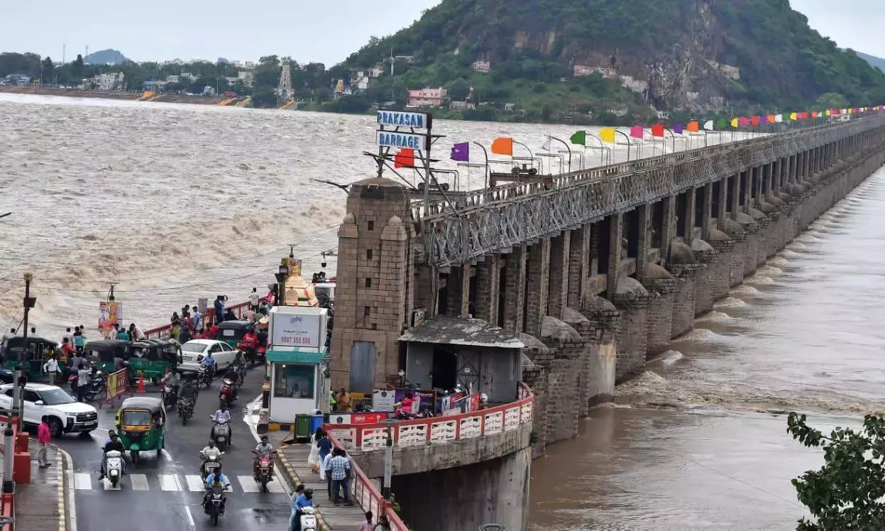 प्रकाशम बैराज रेगुलेटर के पास कमरे में मिले दो अजगर