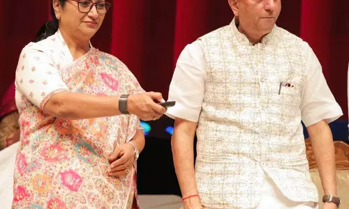 दिल्ली CM ने 4,000 स्वास्थ्य कर्मियों को दिया बढ़ा वेतन