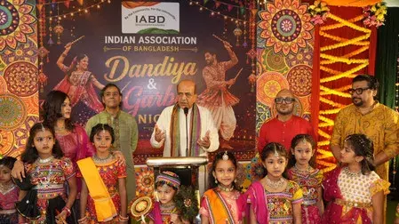 ढाका में भारतीय प्रवासियों ने सजाई गरबा नाइट ढाका में भारतीय प्रवासियों ने सजाई गरबा नाइट