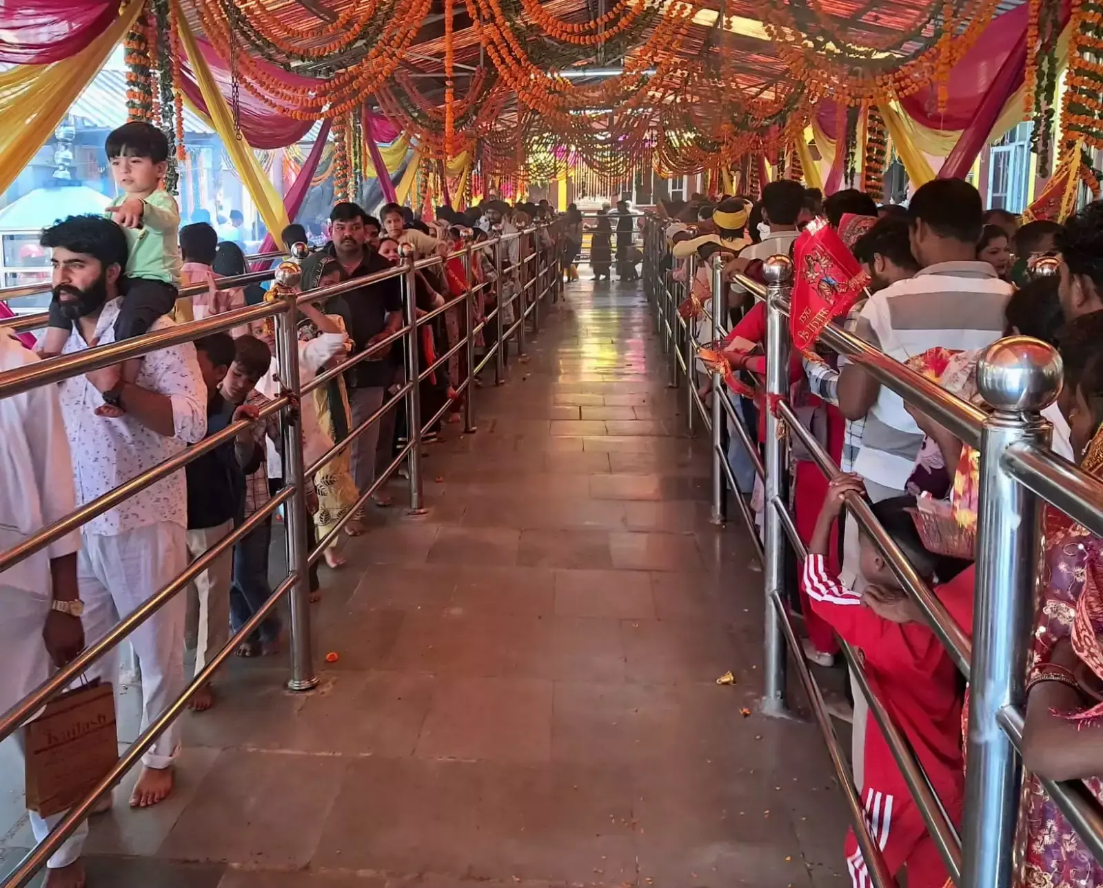 नवरात्रि मेले में उमड़ी भक्तों की भीड़, 2000 श्रद्धालुओं ने किए दर्शन