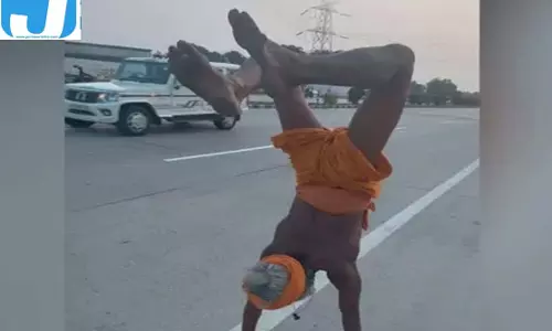 प्रयागराज से जल लेकर निकले मन्नू सोनी, हाथों के सहारे पहुंचेंगे बाबा दरबार प्रयागराज से जल लेकर निकले मन्नू सोनी, हाथों के सहारे पहुंचेंगे बाबा दरबार