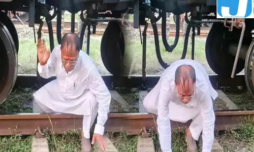 कोडरमा में सुरक्षित रास्ते का संकट, खड़ी मालगाड़ी के नीचे से गुजरे जानकी यादव