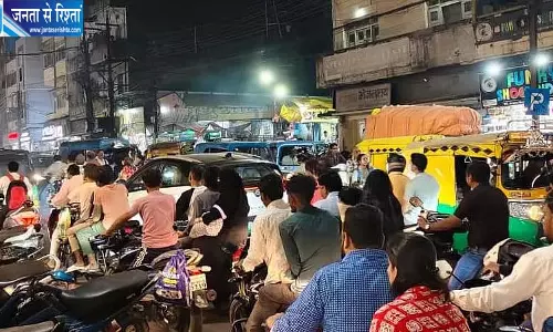 त्योहारी खरीदारी के बीच ट्रैफिक जाम से बेहाल शहर, जवाहर मार्ग पर एक घंटे तक फंसे वाहन