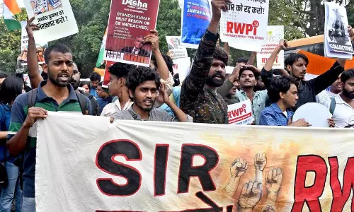 प्रदर्शन के दौरान 100 से अधिक लोग हिरासत में, तिरंगे लहराए और लगे नारे