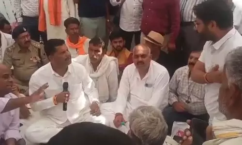 पानी की समस्या पर विधायक ने अधिकारी को लगाई फटकार