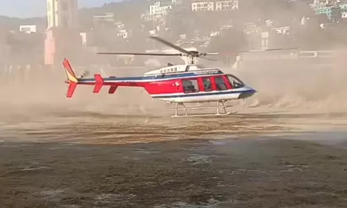 हेलीकॉप्टर की इमरजेंसी लैंडिंग, टला बड़ा हादसा हेलीकॉप्टर की इमरजेंसी लैंडिंग, टला बड़ा हादसा