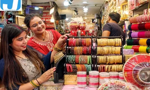 करवाचौथ पर आर्टिफिशियल ज्वेलरी की चमक, अलीगढ़ में हैवी और हल्के सेट की मांग करवाचौथ पर आर्टिफिशियल ज्वेलरी की चमक, अलीगढ़ में हैवी और हल्के सेट की मांग