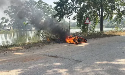 चलती इलेक्ट्रिक स्कूटी में लगी भीषण आग, भाई-बहन ने कूदकर बचाई जान