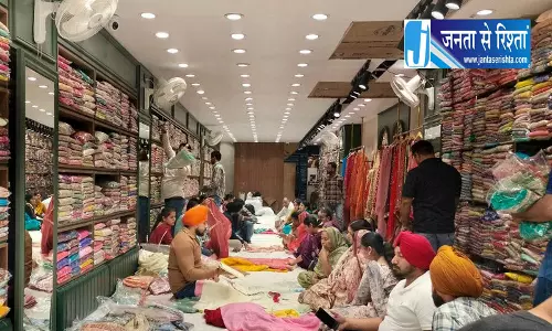 त्योहारों के चलते अंबाला के कपड़ा बाजार में बढ़ी ग्राहकों की भीड़