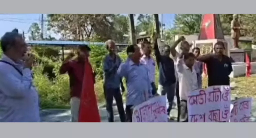 CEC ज्ञान कुमार के खिलाफ CPI(M) का डूमडूमा में प्रदर्शन CEC ज्ञान कुमार के खिलाफ CPI(M) का डूमडूमा में प्रदर्शन