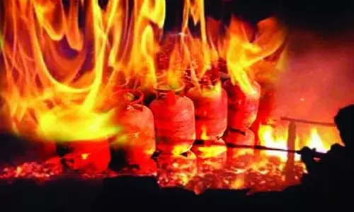 बेंगलुरु में गैस सिलेंडर से भीषण धमाका, 9 साल के बच्चे समेत तीन लोग गंभीर रूप से झुलसे बेंगलुरु में गैस सिलेंडर से भीषण धमाका, 9 साल के बच्चे समेत तीन लोग गंभीर रूप से झुलसे