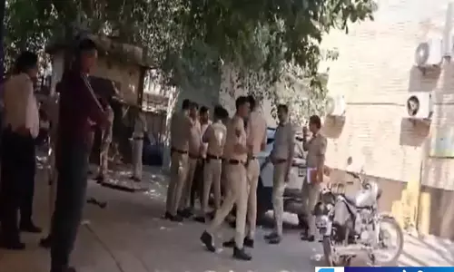 दिल्ली के स्कूल में 12वीं की छात्रा का जला हुआ शव मिलने से सनसनी दिल्ली के स्कूल में 12वीं की छात्रा का जला हुआ शव मिलने से सनसनी