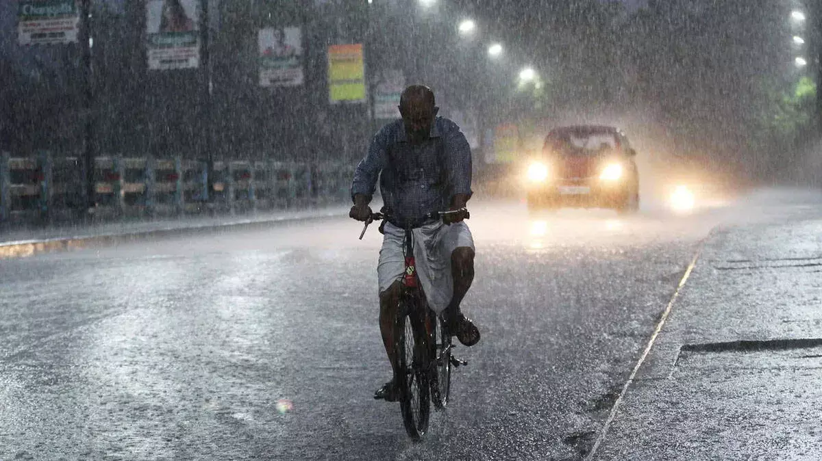 केरल में भारी बारिश की चेतावनी: 3 जिलों में रेड अलर्ट केरल में भारी बारिश की चेतावनी: 3 जिलों में रेड अलर्ट