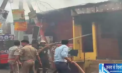 Noida में 6 दुकानों में लगी भीषण आग अंदर मिले कई गैस सिलेंडर Noida में 6 दुकानों में लगी भीषण आग अंदर मिले कई गैस सिलेंडर
