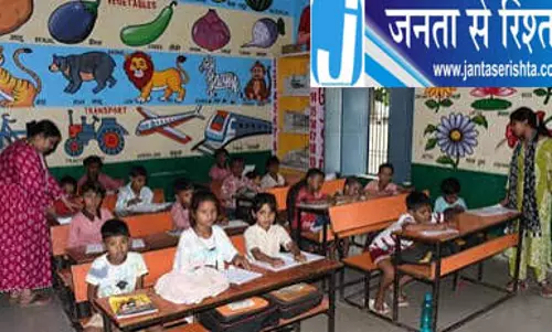 एक कमरे में कई कक्षाएं, सरकारी स्कूल में पढ़ाई प्रभावित एक कमरे में कई कक्षाएं, सरकारी स्कूल में पढ़ाई प्रभावित