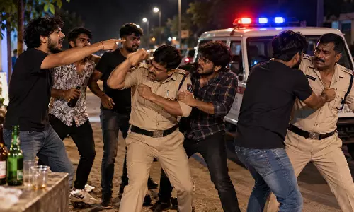 उज्जैन में शराब पी रहे युवकों ने पुलिसकर्मियों पर किया हमला, कांस्टेबल गंभीर घायल उज्जैन में शराब पी रहे युवकों ने पुलिसकर्मियों पर किया हमला, कांस्टेबल गंभीर घायल