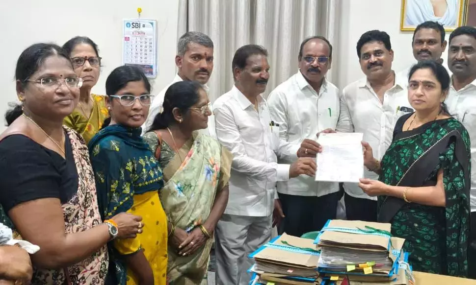 उचित मूल्य दुकान के डीलरों ने रैली निकाली, 5,000 रुपये मानदेय की मांग की