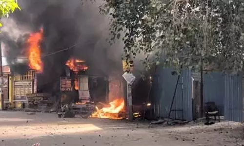 UPDATE: नोएडा में पांच अस्थायी दुकानों में लगी भीषण आग, एक की मौत UPDATE: नोएडा में पांच अस्थायी दुकानों में लगी भीषण आग, एक की मौत