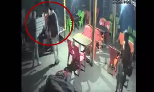 रात 2 बजे ढाबे में घुसे बदमाश, सो रहे मालिक को पीटा फिर मार दी गोली, LIVE मंजर रात 2 बजे ढाबे में घुसे बदमाश, सो रहे मालिक को पीटा फिर मार दी गोली, LIVE मंजर