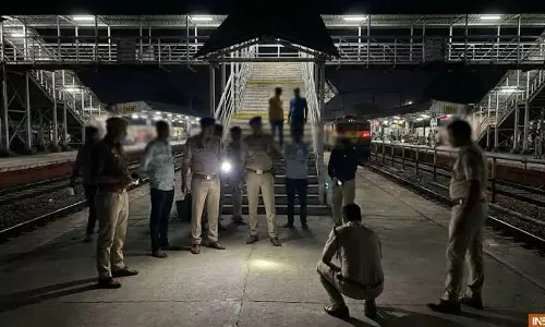 रेलवे स्टेशन पर युवक की चाकू मारकर हत्या, तीन अन्य जख्मी