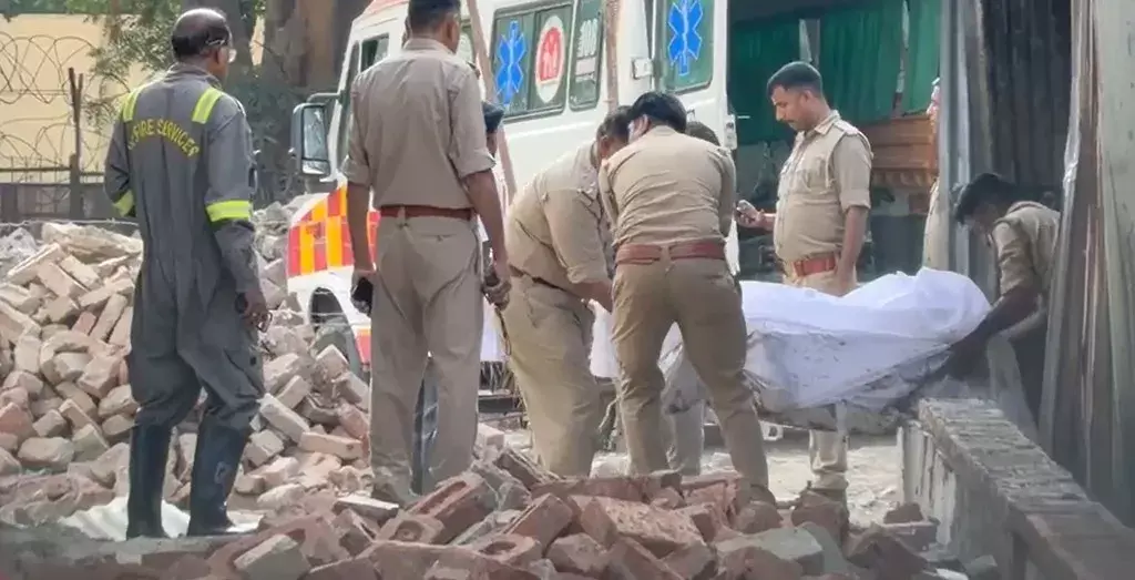 दुकानों में लगी आग से थराया नोएडा; 1 शख्स की मौत दुकानों में लगी आग से थराया नोएडा; 1 शख्स की मौत