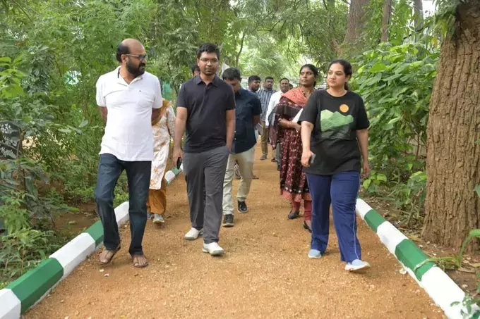Telangana: सीएमसी प्रमुख ने मूसापेट में चल रहे इंजीनियरिंग कार्यों का निरीक्षण किया