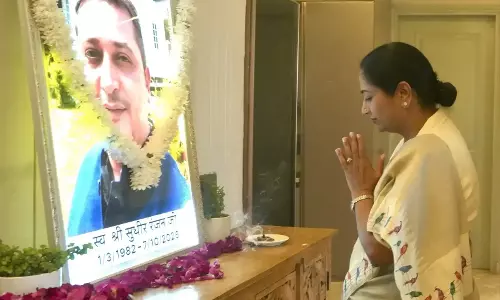 सुमन शर्मा के पति के निधन पर मुख्यमंत्री रेखा गुप्ता ने व्यक्त की संवेदना सुमन शर्मा के पति के निधन पर मुख्यमंत्री रेखा गुप्ता ने व्यक्त की संवेदना