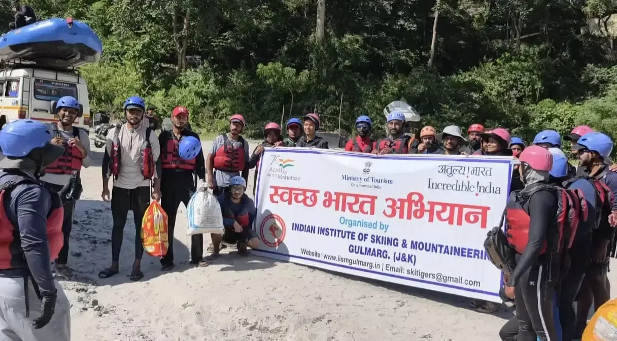 राफ्टिंग कोर्स के दौरान प्रतिभागियों ने गंगा की सफाई की