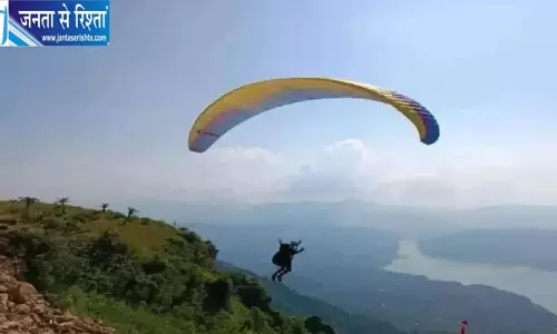 पैराग्लाइडिंग के दौरान पहाड़ पर फंसा पायलट, बर्फबारी और ऊंचाई से रेस्क्यू में चुनौती पैराग्लाइडिंग के दौरान पहाड़ पर फंसा पायलट, बर्फबारी और ऊंचाई से रेस्क्यू में चुनौती