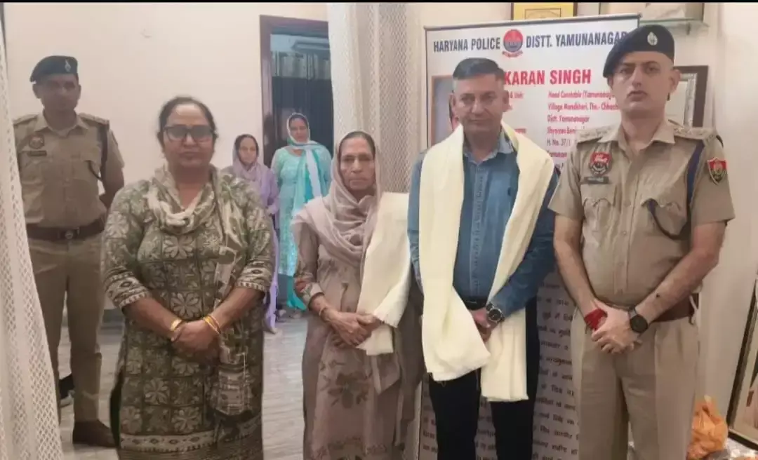 शहीद पुलिसकर्मियों के परिवारों से मिली पुलिस, जताया सम्मान शहीद पुलिसकर्मियों के परिवारों से मिली पुलिस, जताया सम्मान
