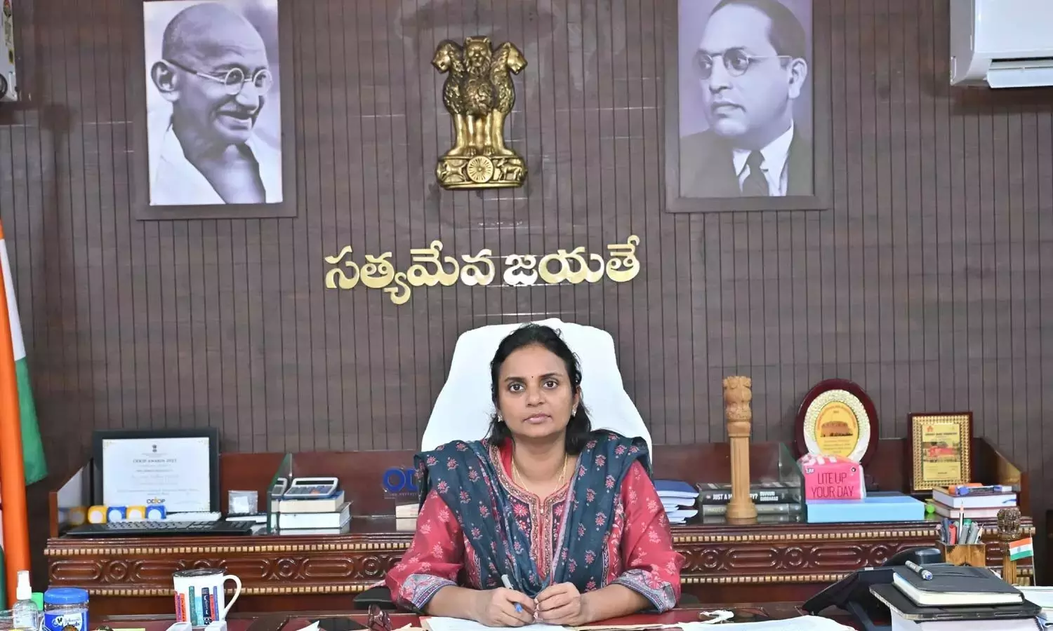 Andhra: कलेक्टर ने 1 नवंबर को सुचारू, निष्पक्ष नगर निगम चुनाव का आश्वासन दिया Andhra: कलेक्टर ने 1 नवंबर को सुचारू, निष्पक्ष नगर निगम चुनाव का आश्वासन दिया