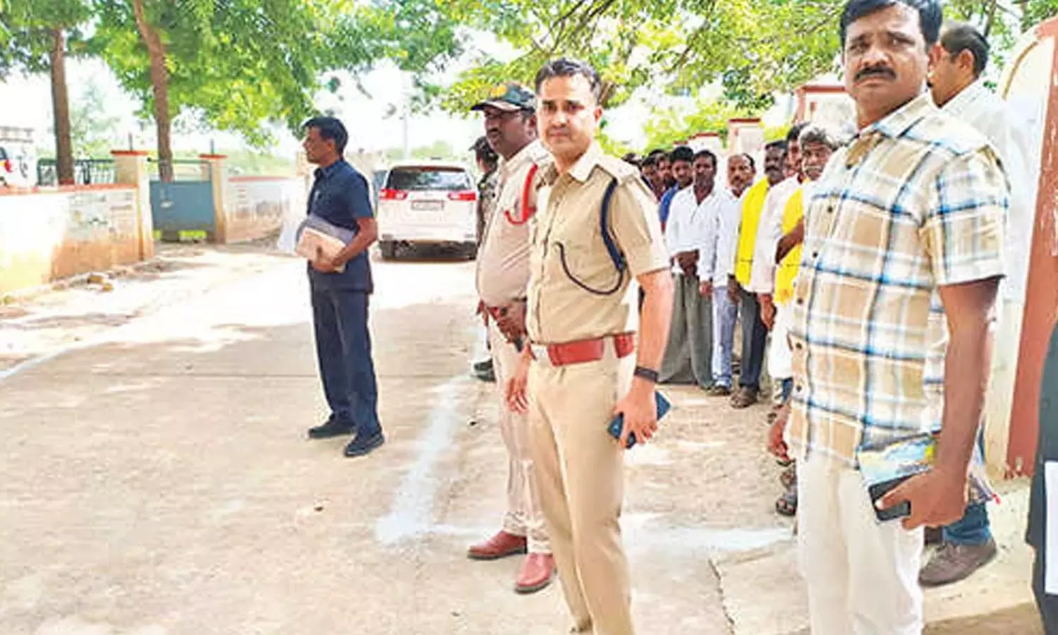 Andhra: मरकापुर एसपी ने नामांकन केंद्रों का दौरा किया Andhra: मरकापुर एसपी ने नामांकन केंद्रों का दौरा किया